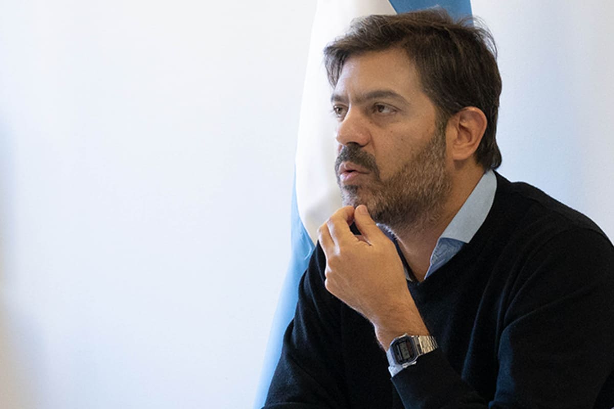 “Los que salen al exterior desde hoy van a tener que cumplir un aislamiento a la vuelta de 4 días en un hotel y 3 en el domicilio”, dijo Carlos Bianco