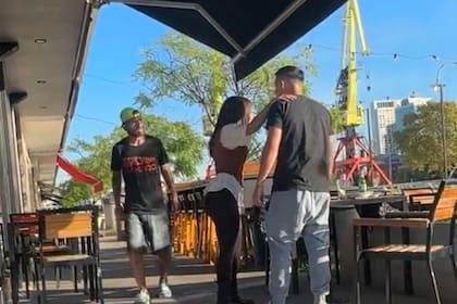 "Los que se pelean se aman": la pelea entre un vendedor ambulante y un comensal en un bar de Puerto Madero