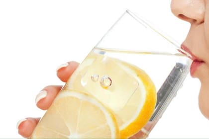 Los que toman agua con limón buscan depurar el organismo (Foto: iStock)