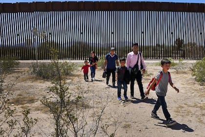 Los que trasladen inmigrantes a través de la frontera de momento no podrán ser sancionados
