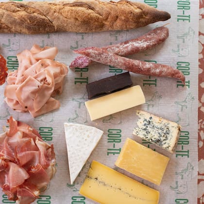 Los quesos (duro curado de cabra, blue couly, criollo y morbier) y embutidos artesanales (bondiolón con cuero Duroc, Lonza Duroc, Fuet y mortadela con pistacho) listos para llevar con pan recién horneado