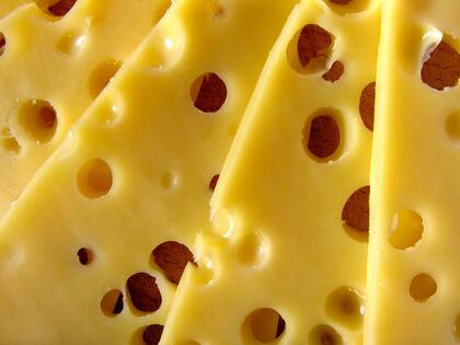 Los quesos duros, la manteca y los productos lácteos fermentados, como el yogur y la crema agria, tienen poca lactosa