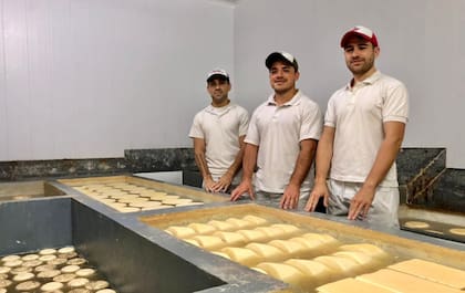 Los quesos pueden pasar entre dos y 10 días en salmuera