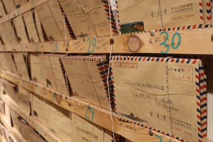 Los quioscos de autoservicio del USPS permiten imprimir etiquetas y franqueo para envíos Priority Mail, Priority Mail Express e internacionales, comprar estampillas, pesar y despachar paquetes, y consultar el estado de los envíos mediante el sistema de rastreo