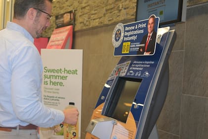 Los quioscos de autoservicio para la renovación de matrículas de vehículos son una forma más rápida de hacer el trámite