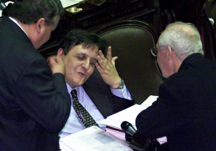 Los radicales Arturo Pernasetti y Raúl Baglini, y el peronista Oscar Lamberto en el Congreso