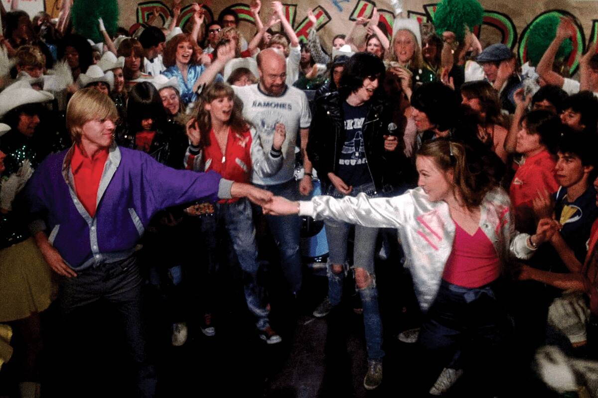 Los Ramones rockean una secundaria no tan punk para actores que no aspiran al Óscar... pero ¿qué importa si todo termina con la banda tocando?