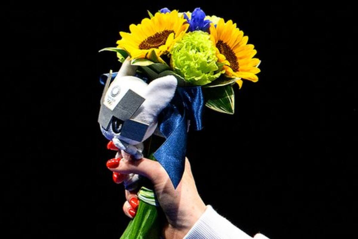 Los ramos también son adornados con Miraitowa, la moscota de Tokyo 2020.