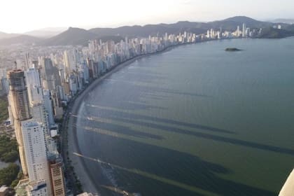 Los rascacielos a lo largo de Praia Central proyectan su sombra en la arena hasta seis horas antes del atardecer.