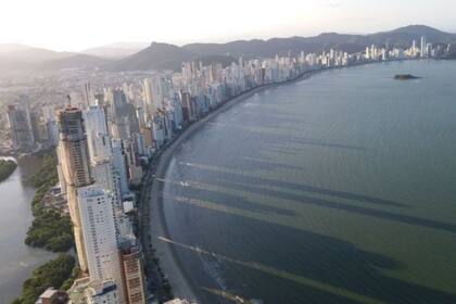 Los rascacielos a lo largo de Praia Central proyectan su sombra en la arena hasta seis horas antes del atardecer