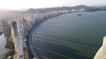 Los rascacielos de Central Beach dejan en sombra su franja de arena hasta seis horas antes de la puesta de sol