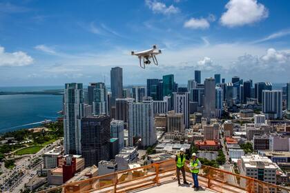 Los rascacielos de Miami; los drones son piezas clave en la construcción de los nuevos edificios