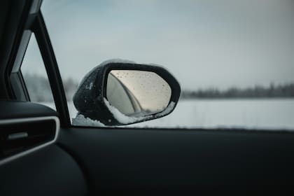 Los raspadores de hielo con cepillo ayudar a retirar la nieve de lugare sdifíciles como los espejos (Unsplash)