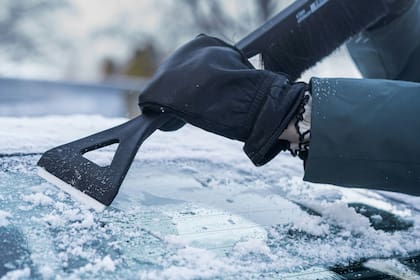 Los raspadores de hielo eléctricos son muy útiles para quitar el hielo del parabrisas (Unsplash)