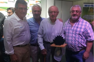 Fue albañil, mozo y a los 87 años lo premiaron como contratista agrícola