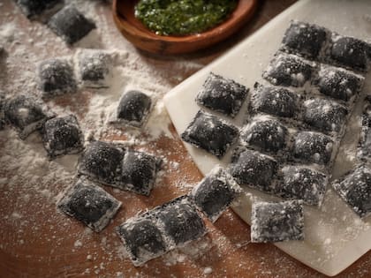 Los ravioles nero di seppia rellenos de salmón son unos de los más aclamados