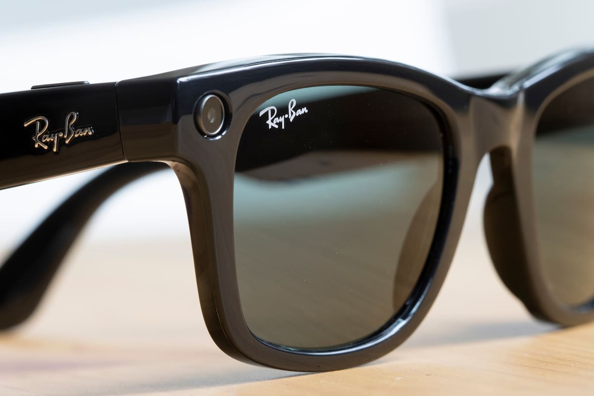 Los Ray-ban Meta tienen una cámara en la montura, y micrófonos y parlantes en las patillas, lo que permite interactuar con Meta AI; Samsung prepara un dispositivo similar con Gemini integrado