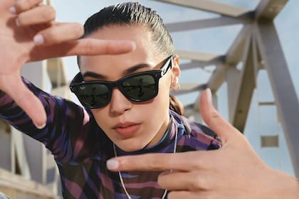 Los Ray-Ban Stories son unos anteojos diseñados junto a Meta que incorporan cámaras, parlantes y micrófonos; pueden usarse para grabar videos, escuchar música o hacer una llamada