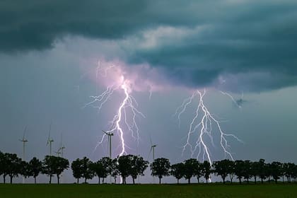 Los rayos son uno de los fenómenos naturales más impresionantes, pero también peligrosos, por lo que es importante saber cómo mantenerse a salvo (Archivo)