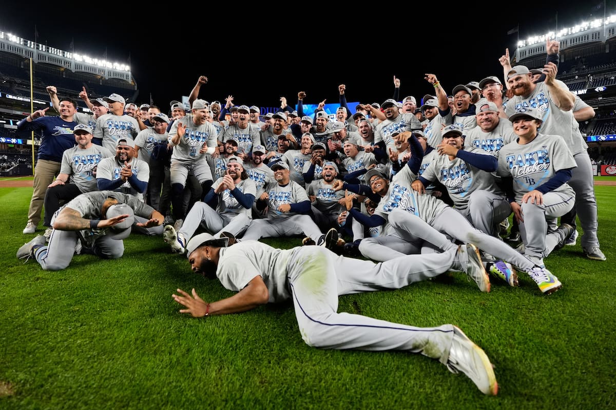 Los Rays de Tampa Bay celebran tras su victoria en el tercer juego de la serie divisional de la Liga
