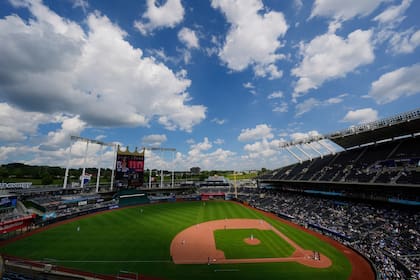 Los Reales de Kansas City acercan los muros del estadio Kauffman para aumentar la ofensiva