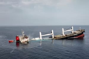 Un proyectil hunde un buque indio frente a Yemen y crece la preocupación por la seguridad marítima