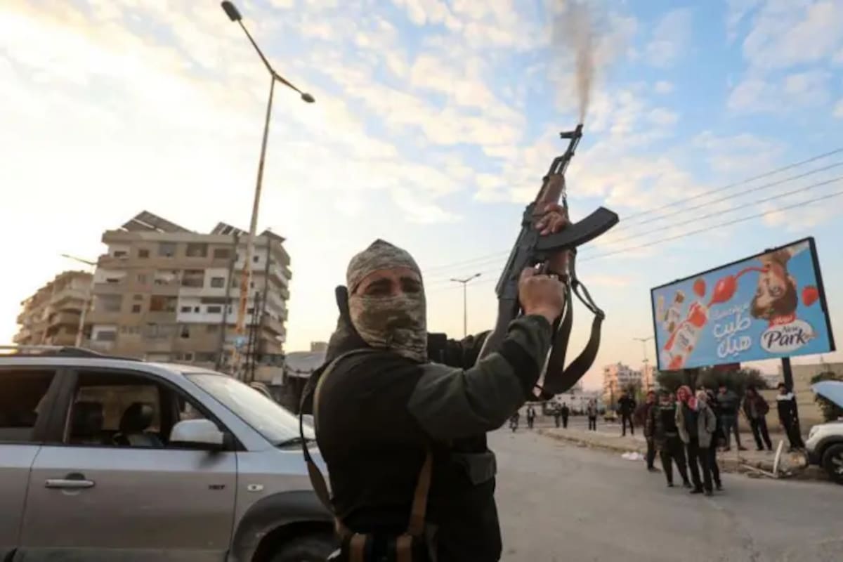 Los rebeldes sirios celebraron en las calles de Hama después de que el ejército sirio se retirara