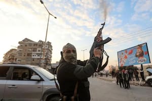 Los rebeldes sirios celebraron en las calles de Hama después de que el ejército sirio se retirara