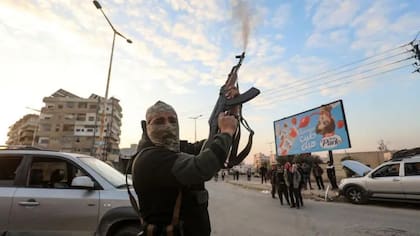 Los rebeldes sirios celebraron en las calles de Hama después de que el ejército sirio se retirara