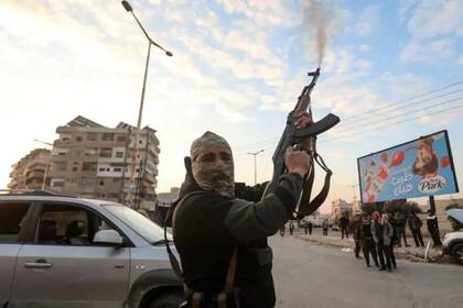 Los rebeldes sirios celebraron en las calles de Hama después de que el ejército sirio se retirara
