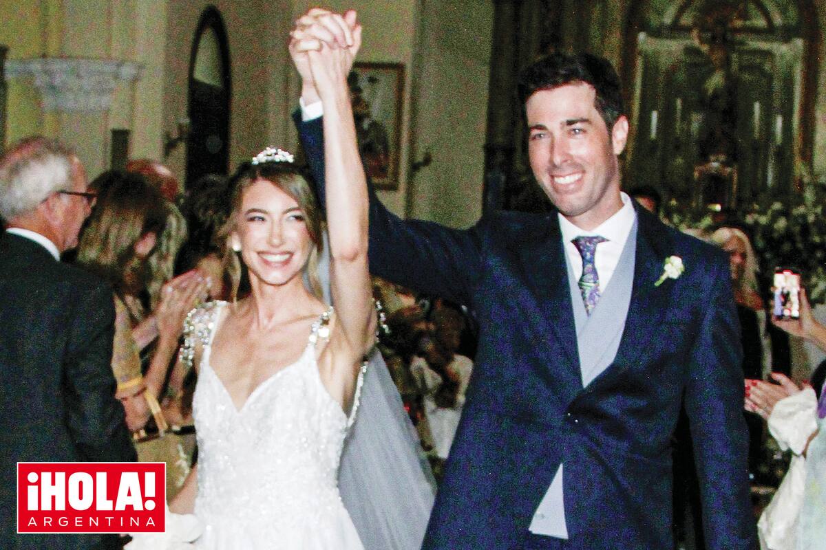Los recién casados a la salida de la iglesia San Juan Bautista, de Roque Pérez.