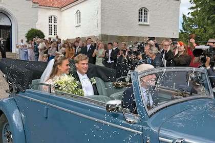 Los recién casados abandonan la iglesia de Kvaerndrup en un Mercedes-Benz de 1938