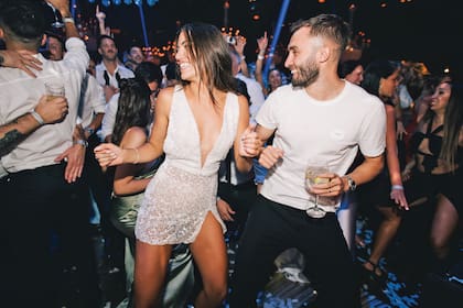 Los recién casados bailan divertidos en el centro de la pista. Ambos se cambiaron para estar más cómodos durante la fiesta: Agus llevó un minivestido de diseño propio.
