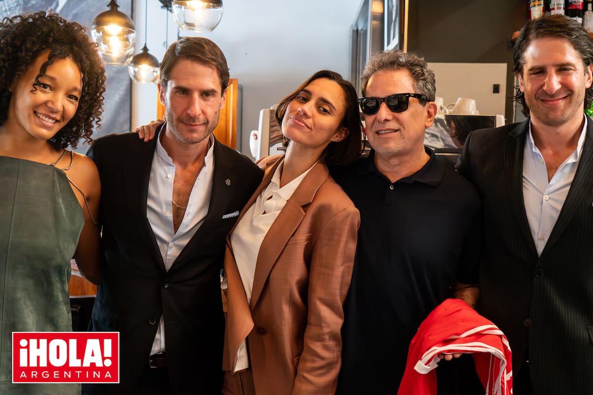 Los recién casados brindaron junto a sus amigos: Gabriella Silva, Hugo y Sebastián Pels.