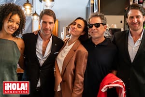 Los recién casados brindaron junto a sus amigos: Gabriella Silva, Hugo y Sebastián Pels.