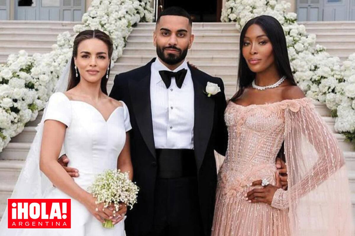 Los recién casados con Naomi Campbell. La top model optó por un fabuloso vestido del diseñador libanés Nicolas Jebran.