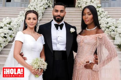 Los recién casados con Naomi Campbell. La top model optó por un fabuloso vestido del diseñador libanés Nicolas Jebran.