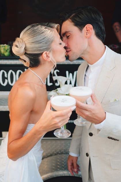 Los recién casados, en un brindis, en
una de las barras móviles