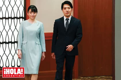 Los recién casados entrando al salón de actos del Hotel Grand Arc Hanzomon de Tokio, donde con una puesta en escena muy austera, hablaron con la prensa y se dedicaron palabras de amor.