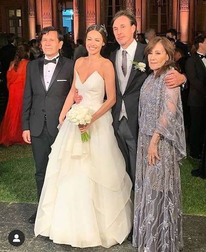 Los recién casados junto a la mamá de Pampita, Thania Dos Santos, y su pareja