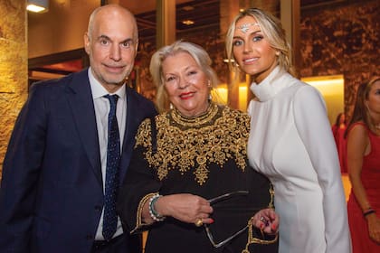 Los recién casados junto a Lilita Carrió.