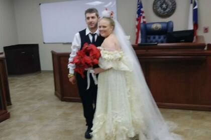 Los recién casados perecieron cuando una camioneta se estrelló contra su auto a poca distancia del sitio donde contrajeron enlace