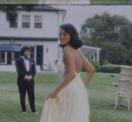 Los recién casados posan ante la cámara en una imagen con filtro vintage