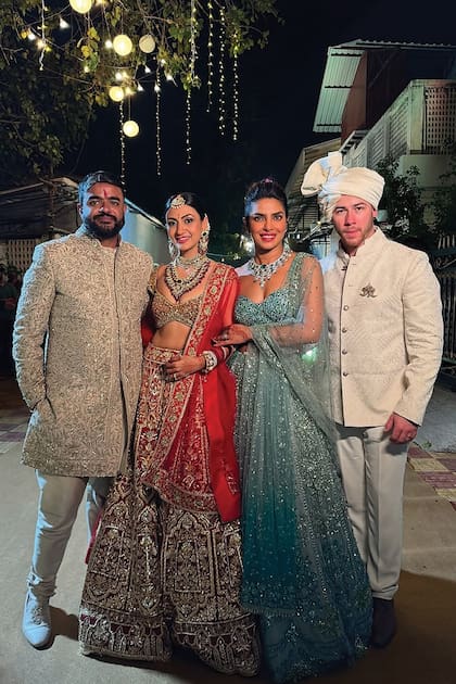 Los recién casados
posan con Priyanka
–impactante con una
creación de Manish
Malhotra y un collar de
esmeraldas de Bvlgari–
y Nick.