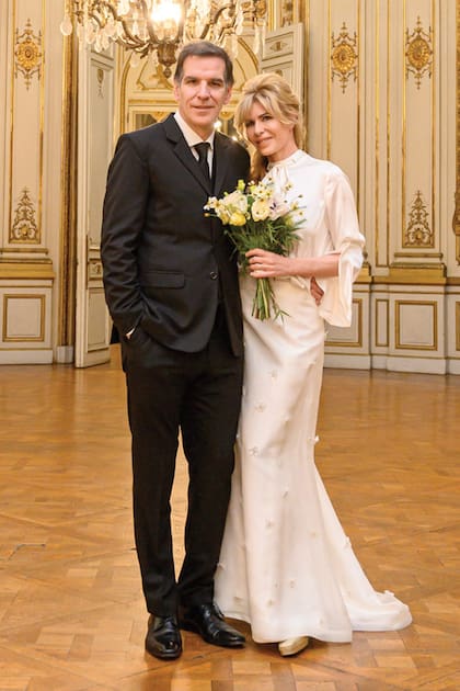 Los recién casados posan en el Palacio Paz, en su primera foto como marido y mujer.