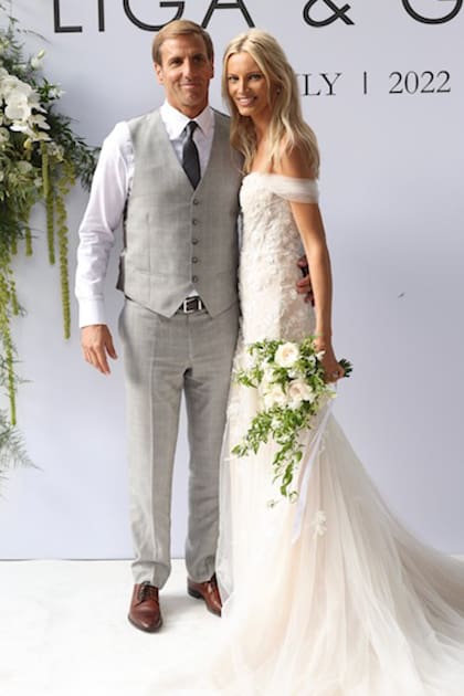 Los recién casados posan en el set ideado para las fotos, que llevaba sus nombres y la fecha de la boda.