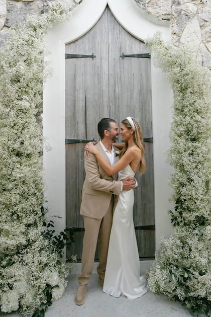 Los recién casados posan en la
capilla de piedra en Little Pipe Cay