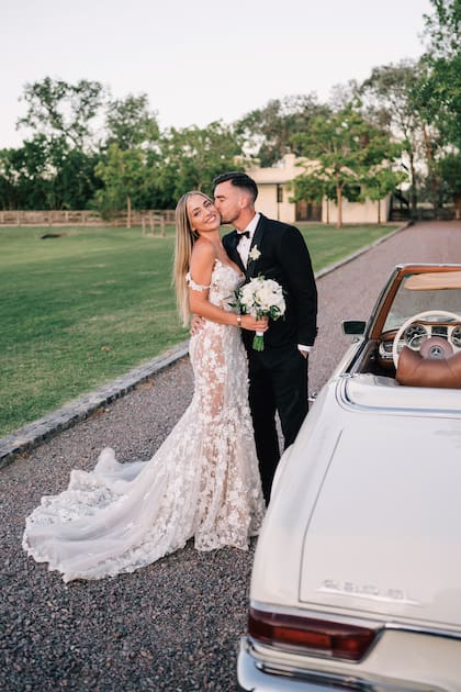 Los recién casados posan junto al Mercedes-Benz 280 SL en el que Caro arribó a la ceremonia junto a su padre.