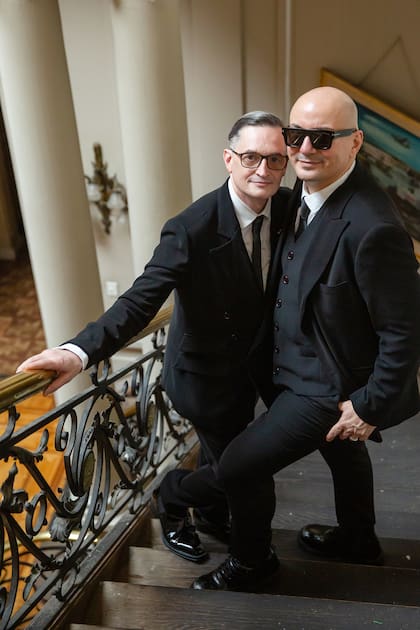 Los recién casados posan para su álbum privado.