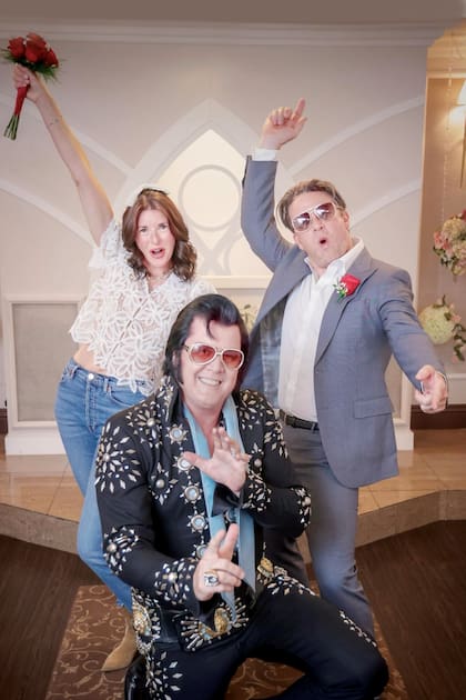 Los recién casados posaron divertidos junto al imitador de Elvis.